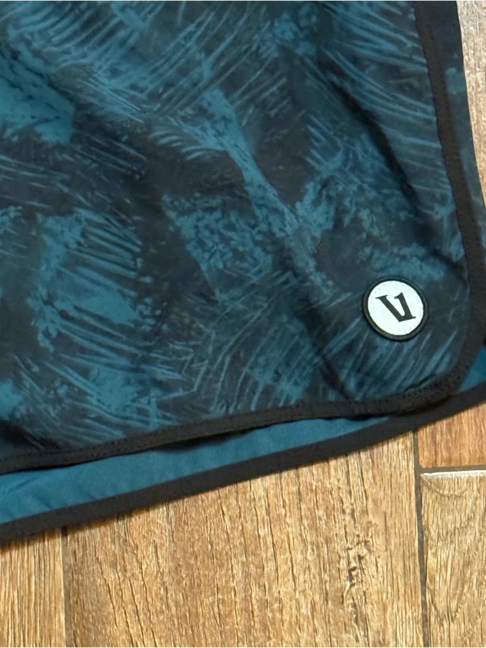 Vuori Teal & Black Cruise Drawstring Swim Board Shorts size 34 - Picture 2 of 4